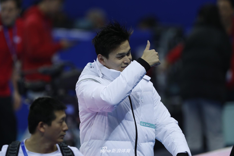 新浪直击短池世锦赛孙杨帅气亮相场边