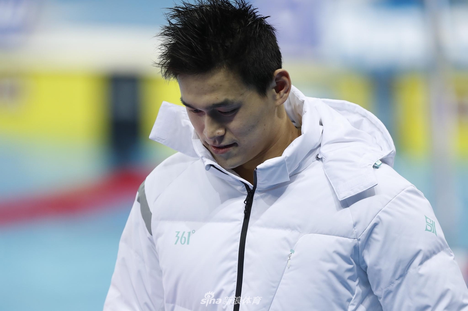新浪直击短池世锦赛孙杨帅气亮相场边