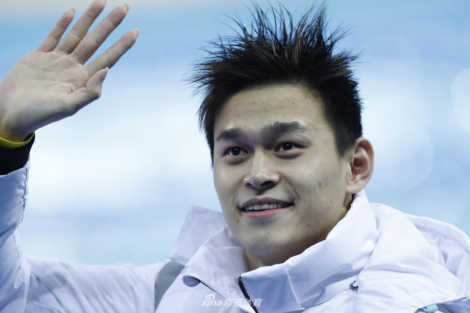 新浪直击短池世锦赛孙杨帅气亮相场边