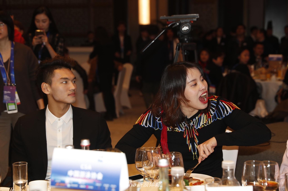 傅园慧就餐表情抢镜 与徐嘉余热聊