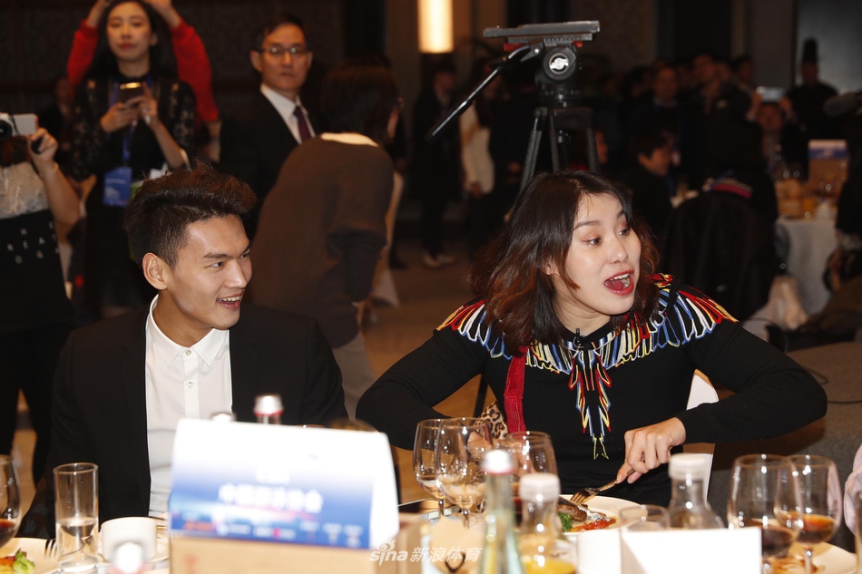 傅园慧就餐表情抢镜 与徐嘉余热聊