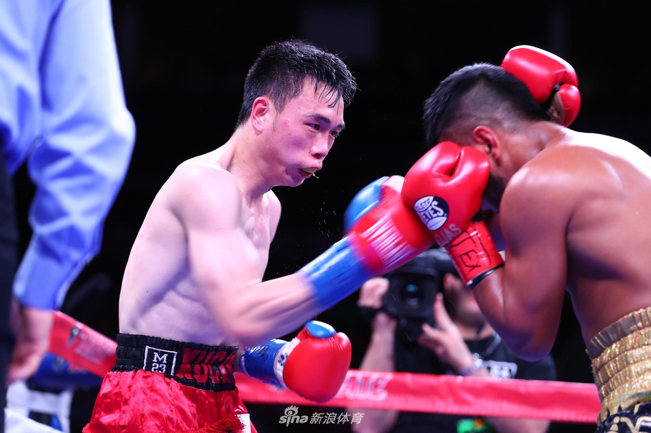 新浪直击徐灿赢得WBA世界金腰带