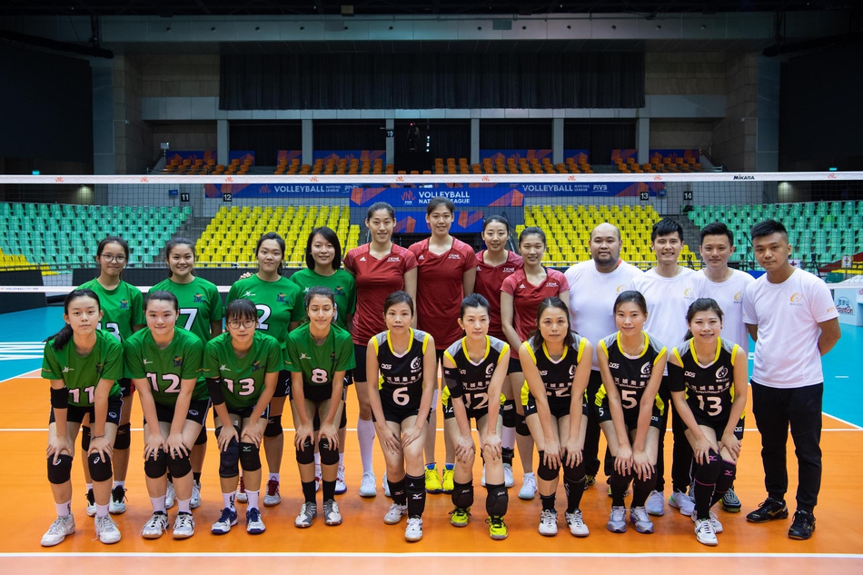 中国女排队员与澳门青少年合影