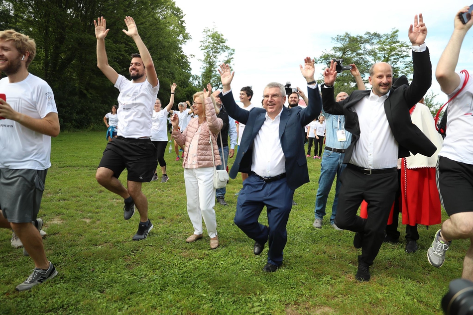 巴赫参加洛桑“奥林匹克日长跑”活动