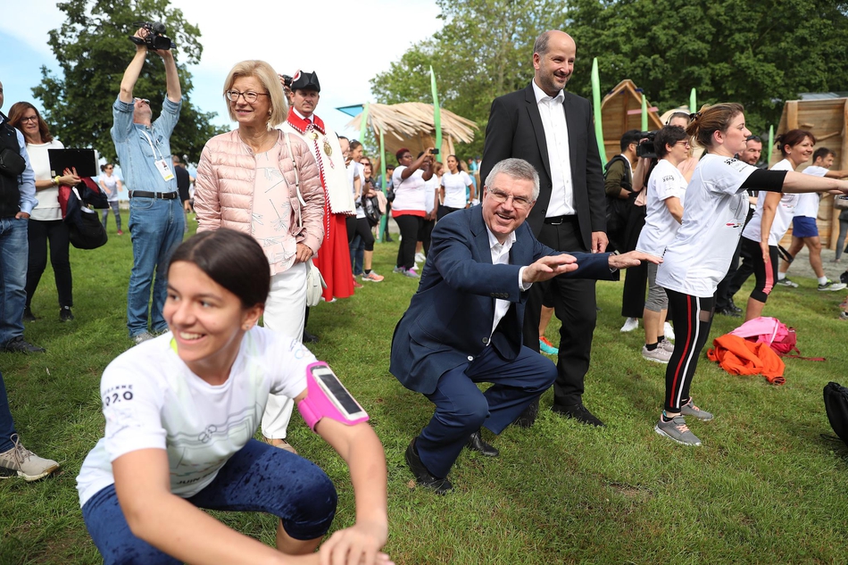 巴赫参加洛桑“奥林匹克日长跑”活动