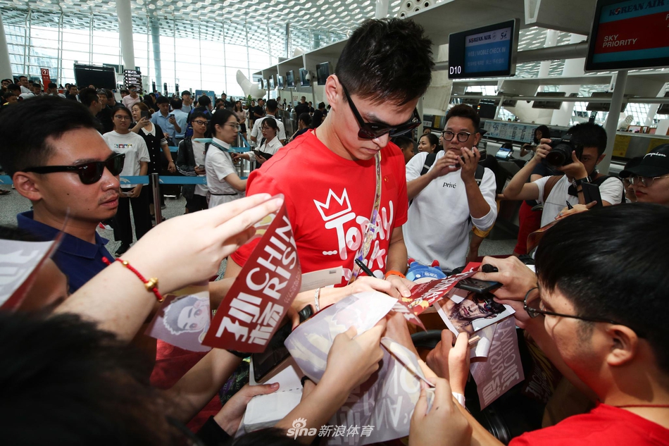 孙杨出征世锦赛大批泳迷送机