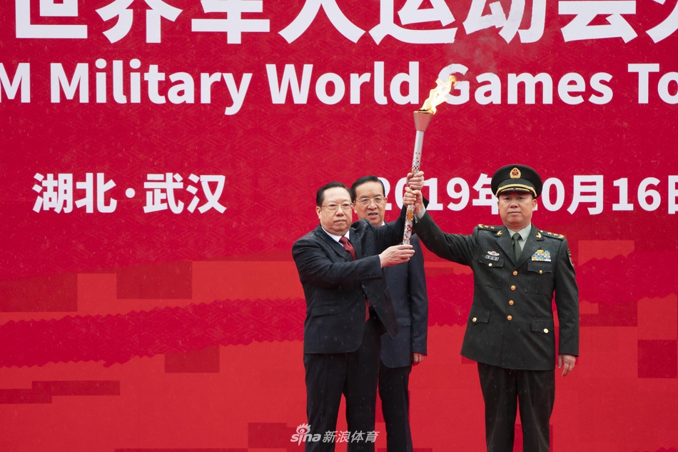 军运会火炬传递活动在武汉举行