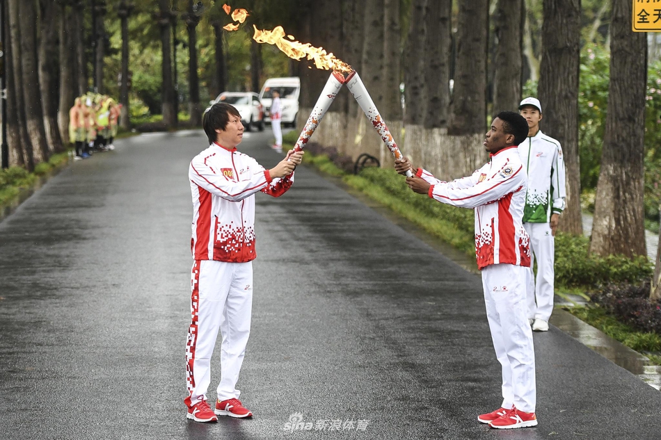 军运会火炬传递活动在武汉举行