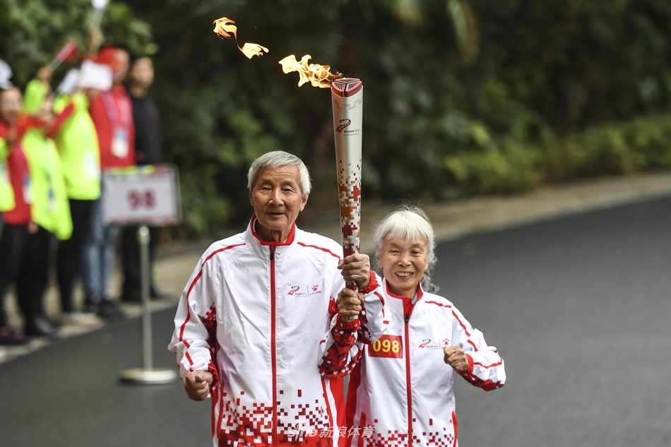 军运会火炬传递活动在武汉举行