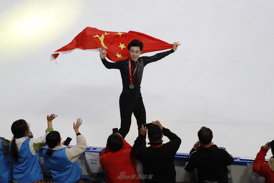 新浪直击花滑中国杯男单颁奖仪式