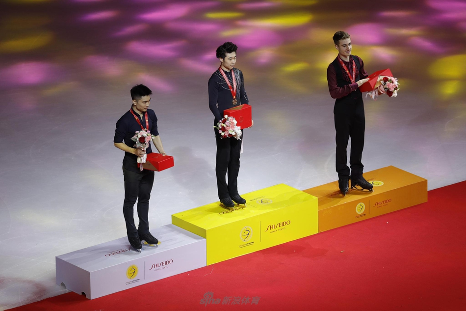 新浪直击花滑中国杯男单颁奖仪式