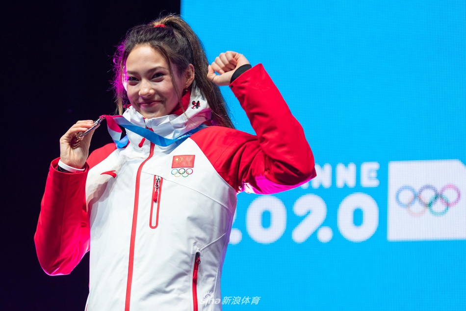 冬青奥会谷爱凌惊艳颁奖仪式