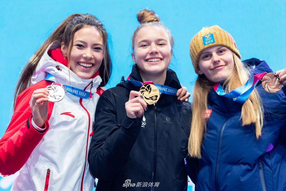 冬青奥会谷爱凌惊艳颁奖仪式