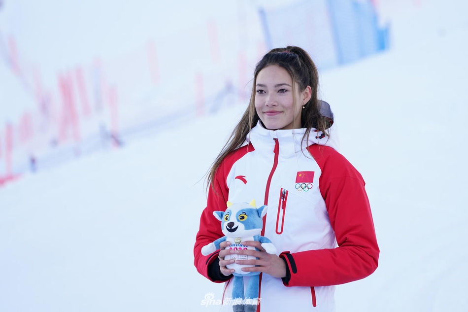 冬青奥会谷爱凌惊艳颁奖仪式