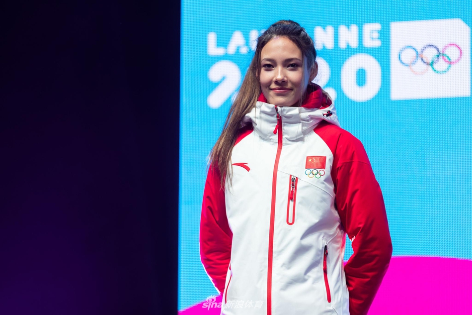 冬青奥会谷爱凌惊艳颁奖仪式