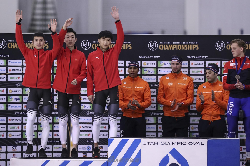 速度滑冰世锦赛中国男子团体竞速赛摘银牌