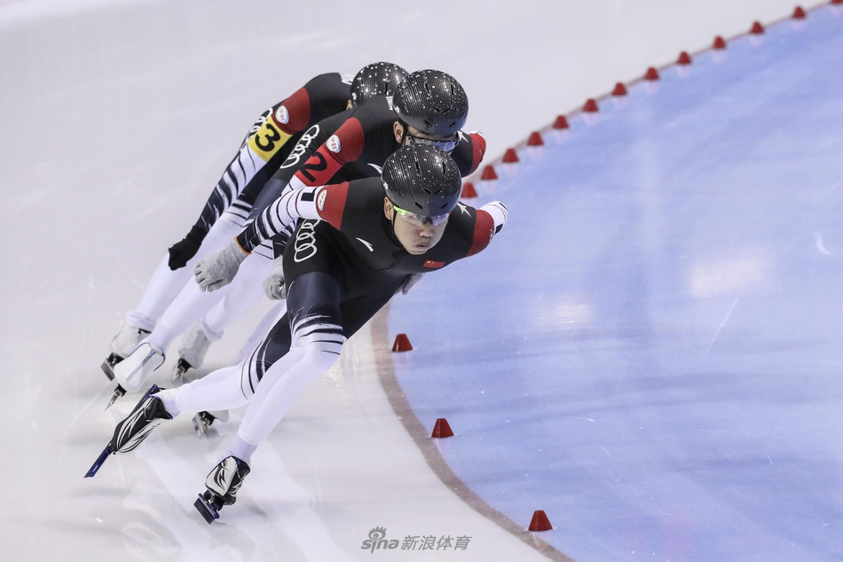 速度滑冰世锦赛中国男子团体竞速赛摘银牌