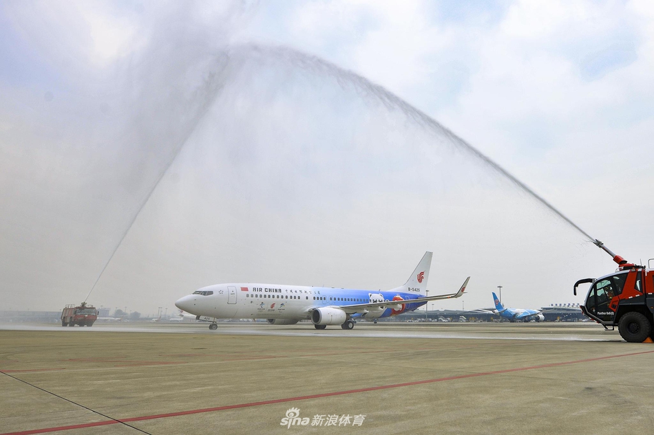 “冬奥冰雪号”彩绘飞机完成首航