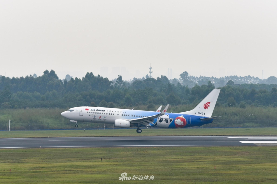 “冬奥冰雪号”彩绘飞机完成首航