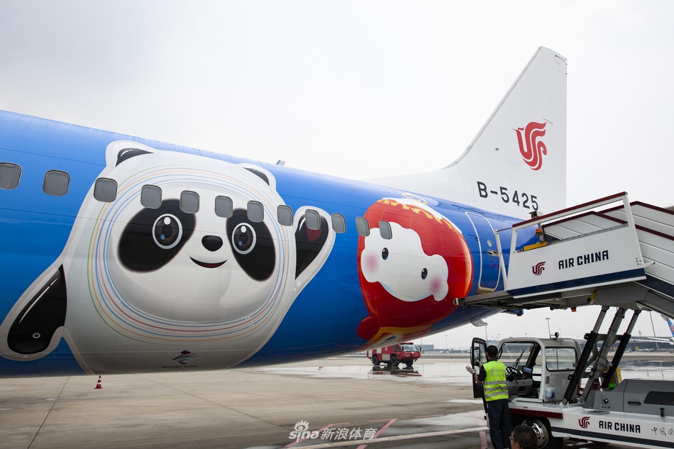 “冬奥冰雪号”彩绘飞机完成首航