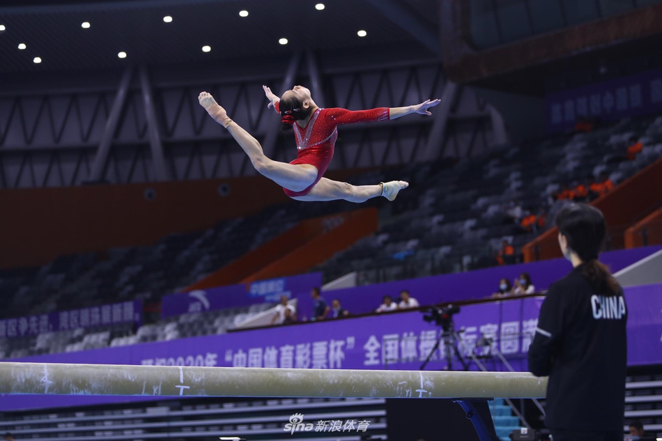 全国体操锦标赛：女子选手进行赛台训练