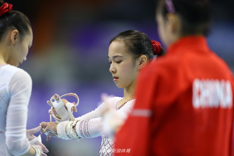 全国体操锦标赛：女子选手进行赛台训练