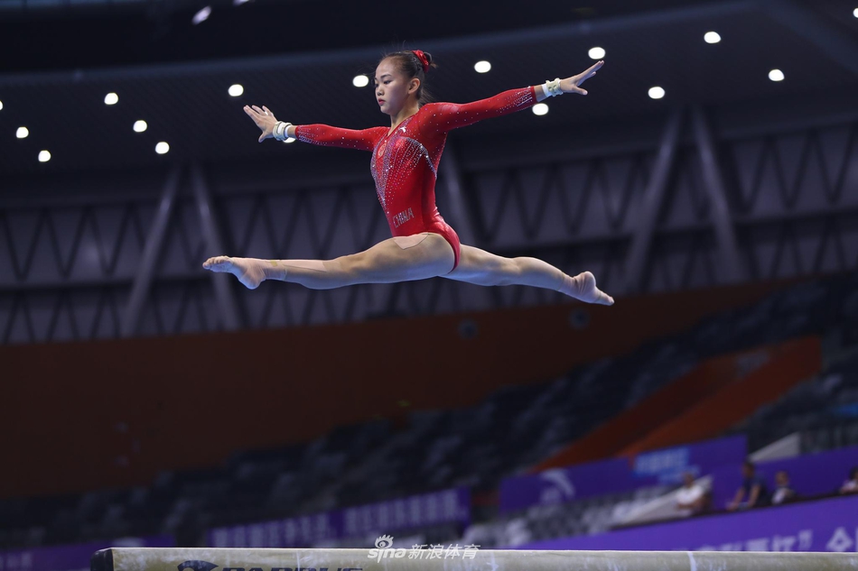 全国体操锦标赛：女子选手进行赛台训练
