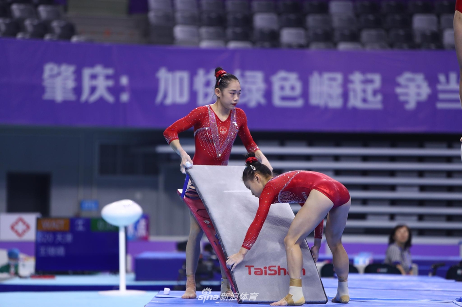 全国体操锦标赛：女子选手进行赛台训练
