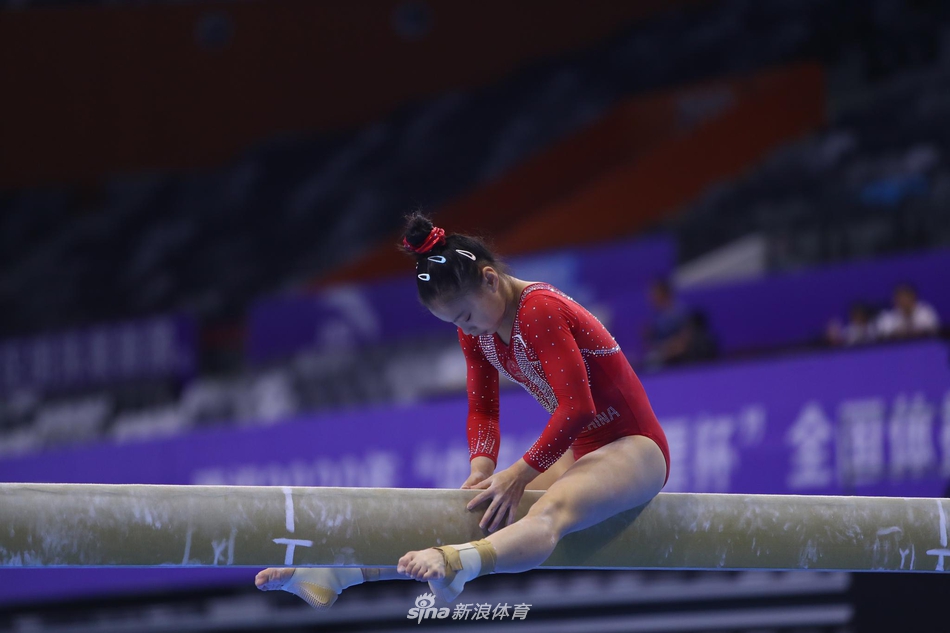 全国体操锦标赛：女子选手进行赛台训练
