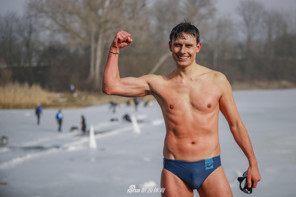 捷克男子打破冰下游泳世界纪录