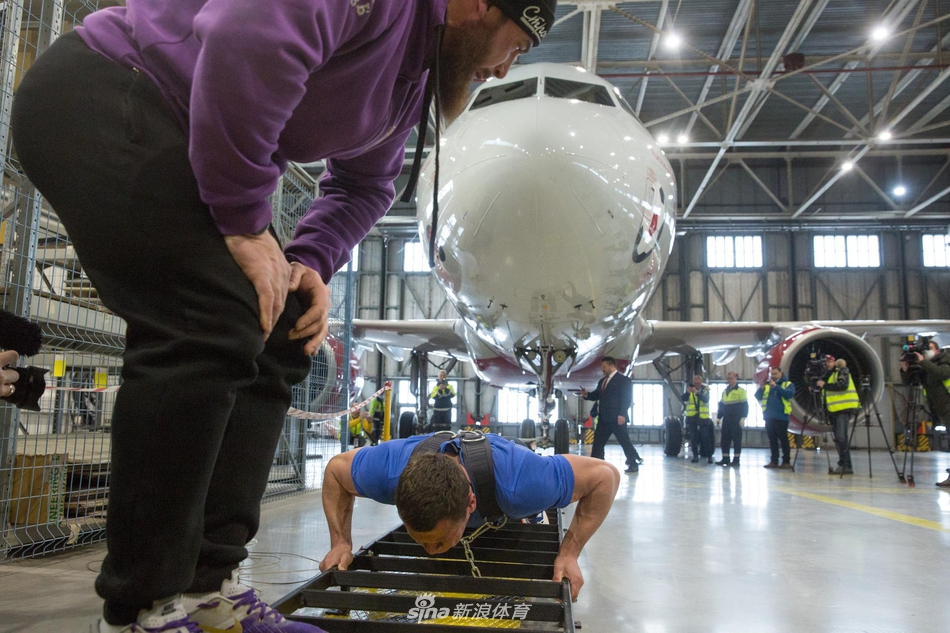 俄罗斯大力士拖动40吨飞机