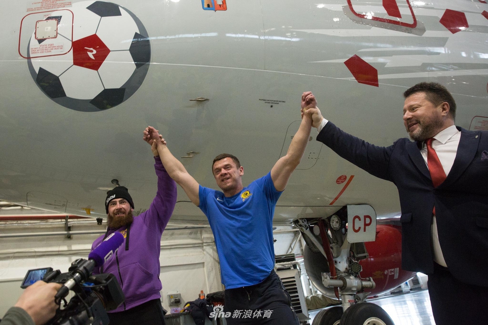 俄罗斯大力士拖动40吨飞机