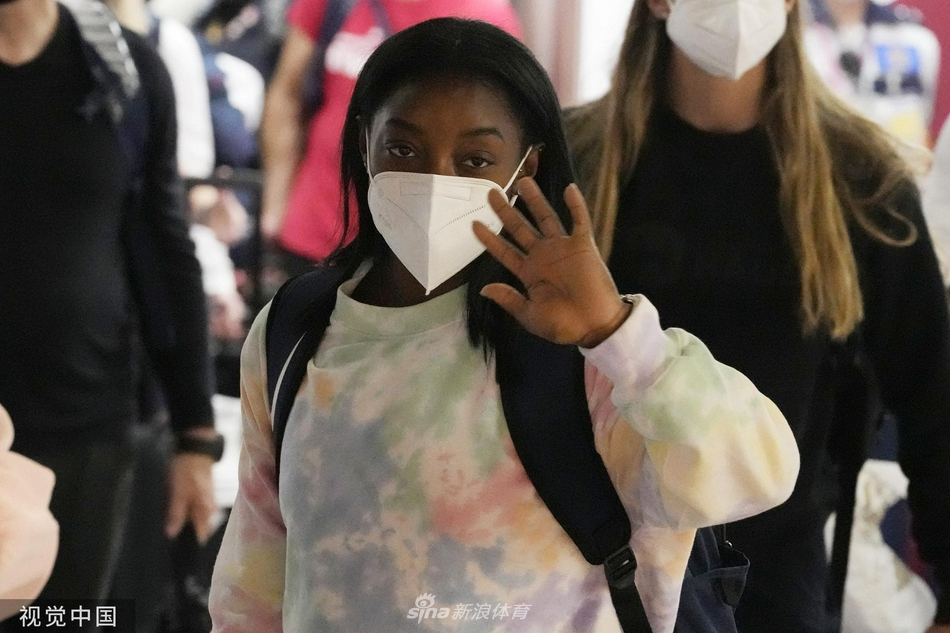 拜尔斯领衔美国女子体操队抵达日本