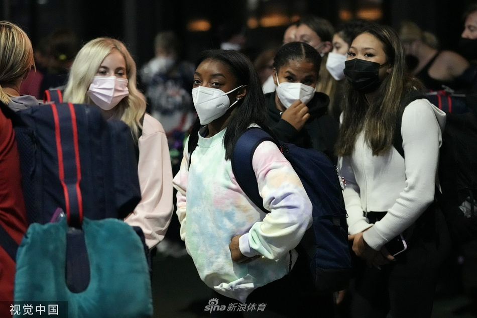 拜尔斯领衔美国女子体操队抵达日本