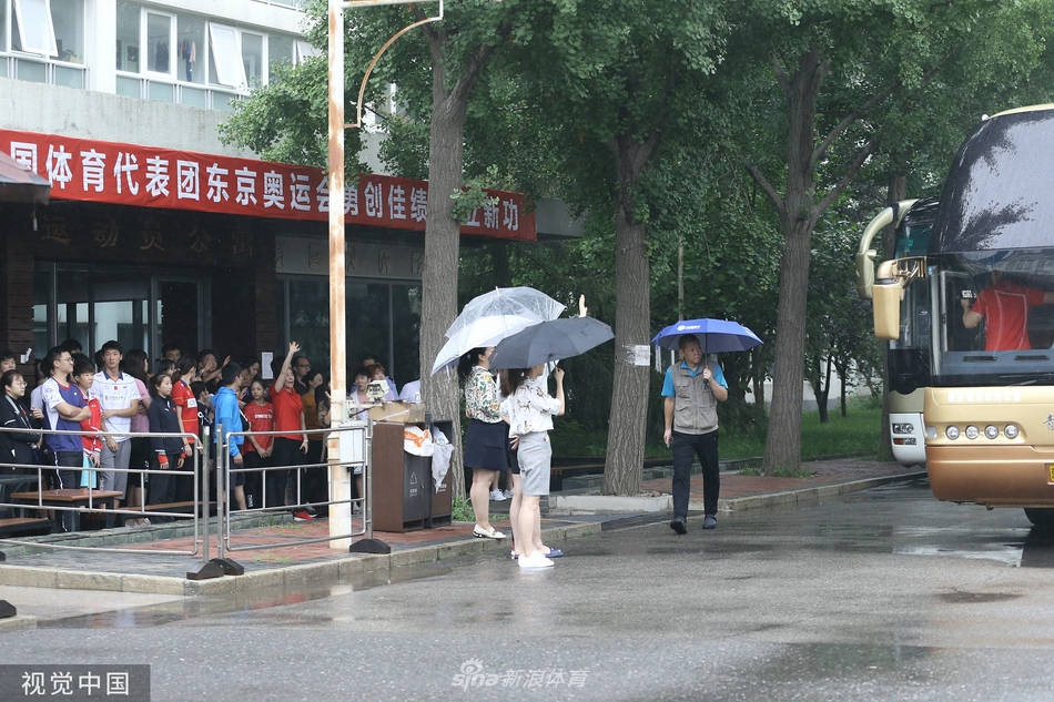 中国体操队冒雨出征东京奥运会