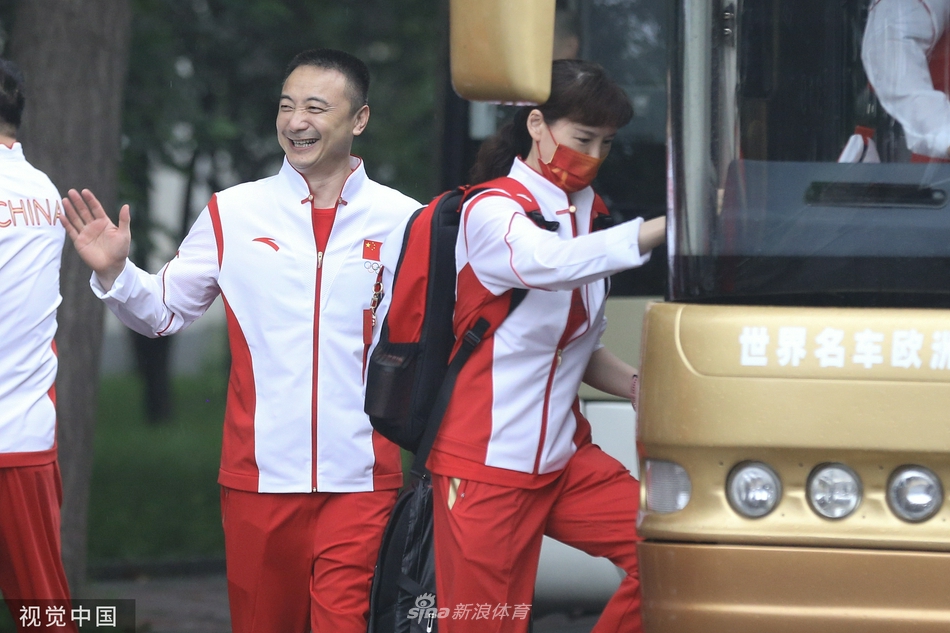 中国体操队冒雨出征东京奥运会