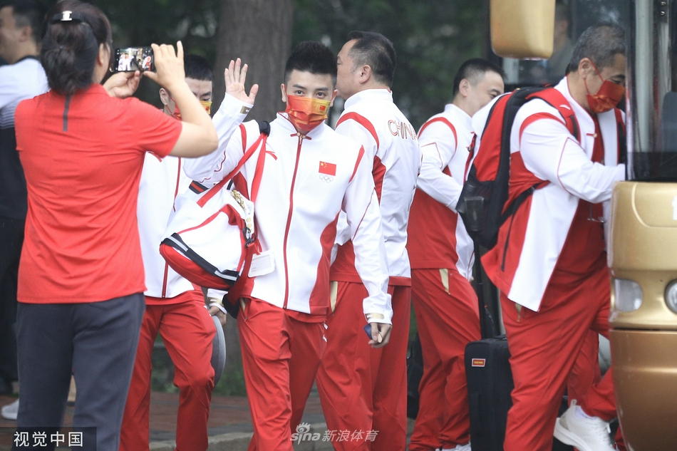 中国体操队冒雨出征东京奥运会