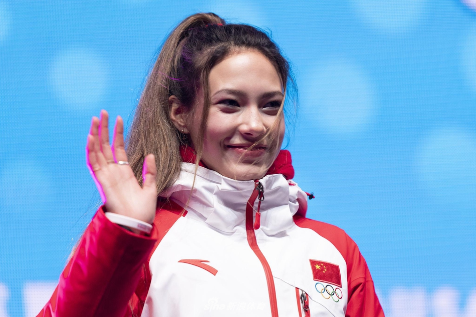 冬青奥会谷爱凌惊艳颁奖仪式