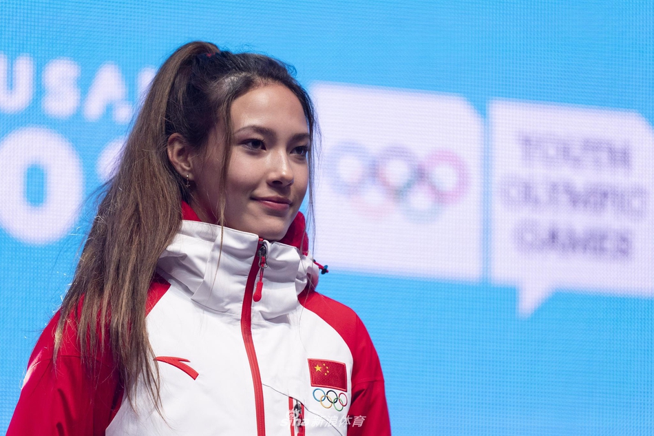 冬青奥会谷爱凌惊艳颁奖仪式