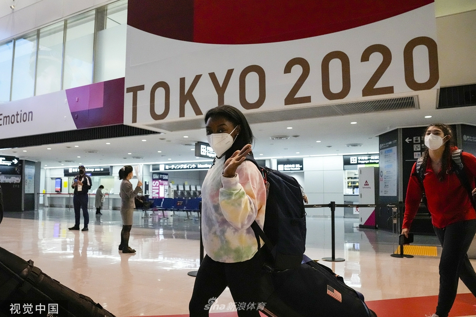 拜尔斯领衔美国女子体操队抵达日本
