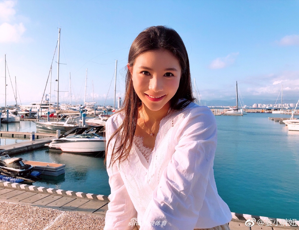 跳水女神何姿出海美照