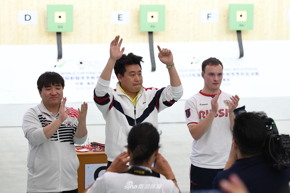 射联世界杯总决赛 庞伟男子10米气手枪夺冠