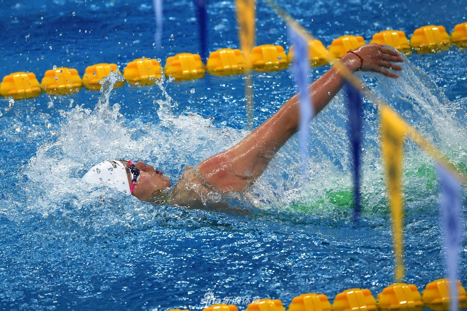 冠军赛傅园慧女子100米仰泳预赛第一