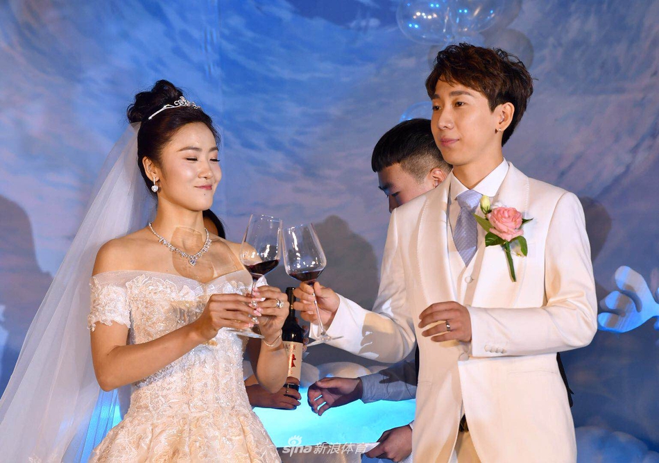 韩天宇刘秋宏婚礼洒幸福泪