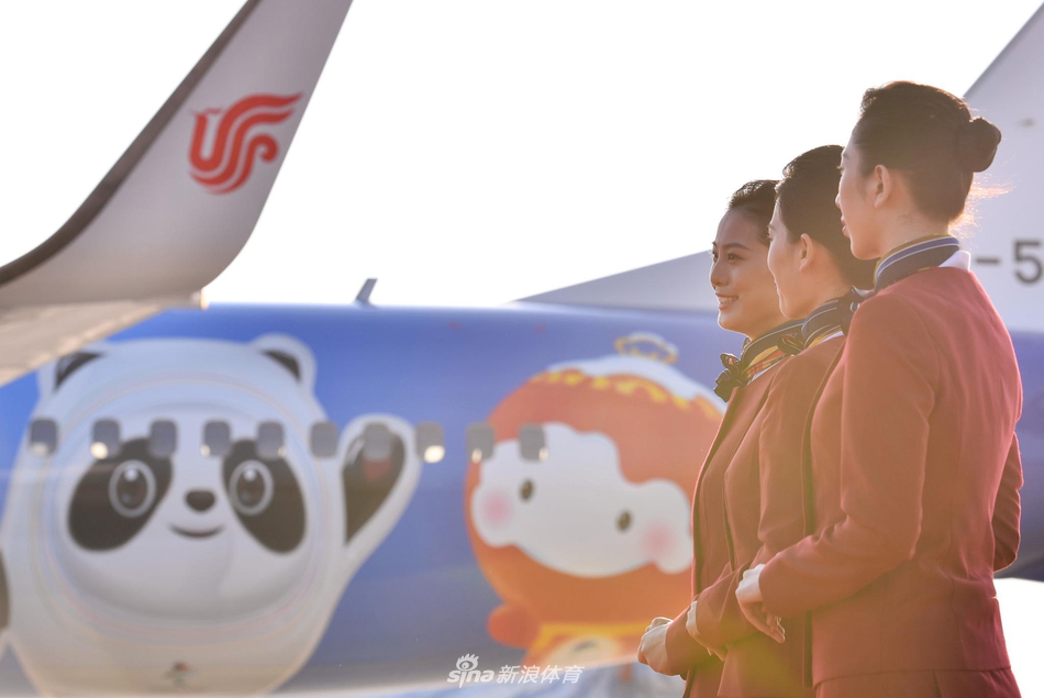“冬奥冰雪号”彩绘飞机完成首航