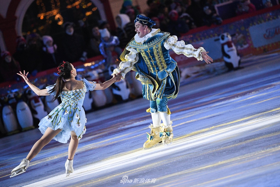 莫斯科红场露天滑冰场 扎吉托娃领衔冰上表演