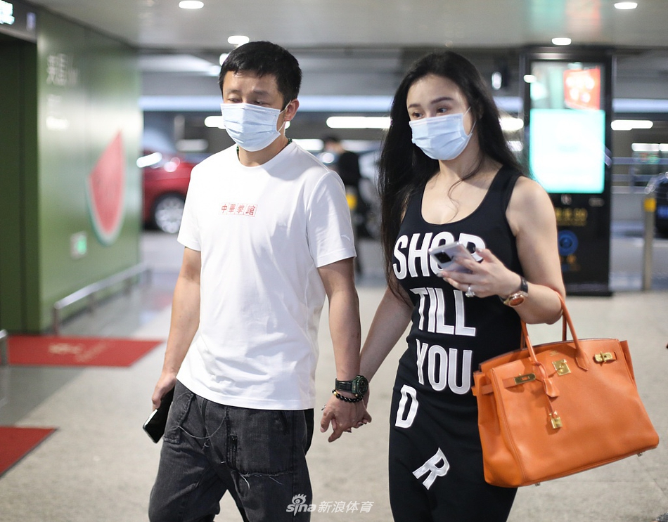 邹市明冉莹颖现身虹桥机场 牵手同行显恩爱