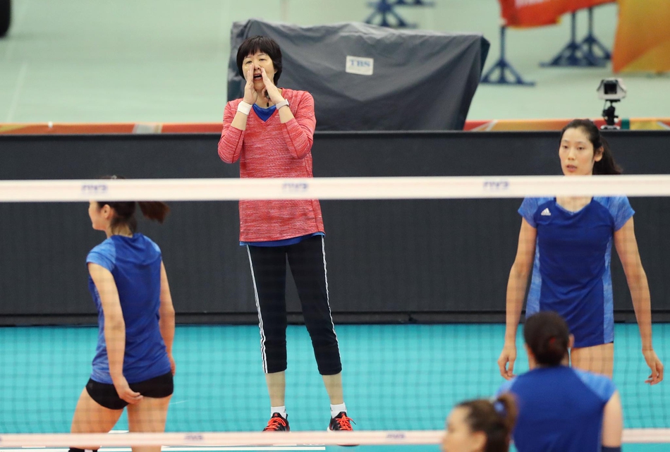 中国女排备战世锦赛六强赛 朱婷做鬼脸