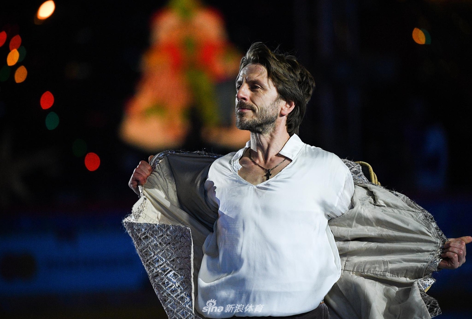 莫斯科红场露天滑冰场 扎吉托娃领衔冰上表演