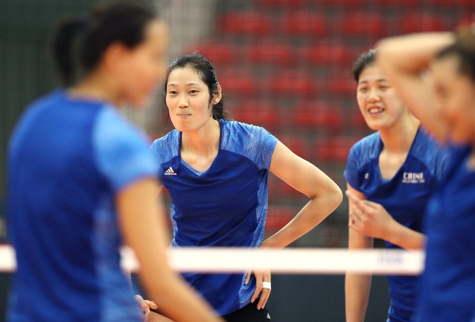 中国女排备战世锦赛六强赛 朱婷做鬼脸